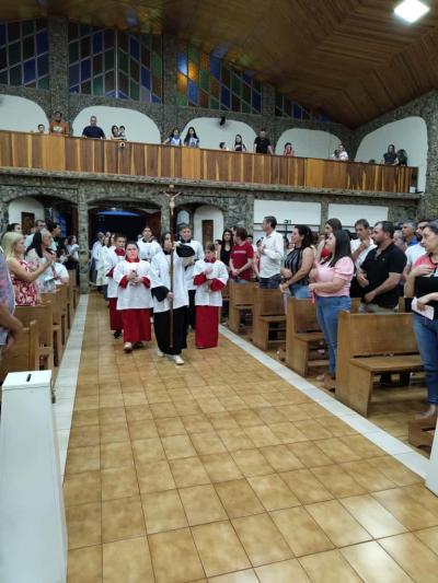 3º Dia da Novena reúne centenas de devotos no Santuário Nossa Senhora Aparecida Celebração foi presidida pelo Padre Aroldo Shinemann Filho e marcada por fé